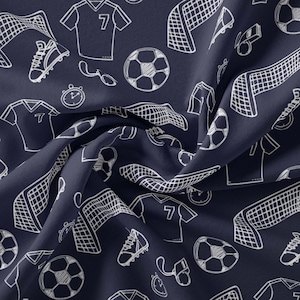 Peut inclure: Un tissu bleu marine foncé présentant un motif répétitif en lignes blanches d'éléments sur le thème du football, incluant des maillots avec le numéro 7, des ballons, des filets de but, des chaussures à crampons, des sifflets et des chronomètres.
