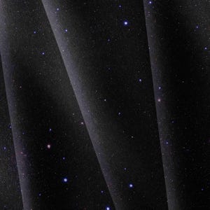 Könnte beinhalten: Ein schwarzer Stoff mit einem Druckmuster eines Nachthimmels voller kleiner weißer und blauer Sterne. Das Material ist in tiefe Falten gelegt, wodurch Schatten und Lichter entstehen, die die Textur und das Sternenhimmel-Design betonen.