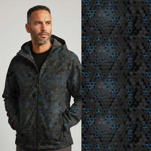Könnte beinhalten: Eine Kapuzenjacke mit Reißverschluss und einem dunkelgrauen sowie schwarzen hexagonalen Wabenmuster mit leuchtend blauen Umrandungen. Das Kleidungsstück verfügt über einen durchgehenden Frontreißverschluss, eine Kapuze und lange Ärmel.