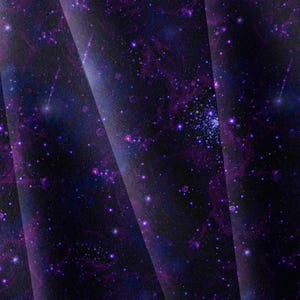 Könnte beinhalten: Ein Stoff mit einem Weltraumdruck auf dunkelviolettem und schwarzem Hintergrund. Das Muster zeigt ein dichtes Feld aus hellweißen und hellvioletten Sternen, fernen Galaxien und nebligen Wolken in einem sich wiederholenden kosmischen Design.