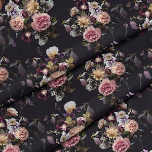 Puede incluir: Una tela de color gris carbón oscuro con un patrón floral denso y repetitivo. El diseño incluye racimos de rosas, peonías y flores silvestres más pequeñas en tonos rosa empolvado, crema, lavanda y morado intenso, con tallos finos.