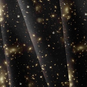 Könnte beinhalten: Ein Stoff mit tiefschwarzem Hintergrund, bedruckt mit einer hochauflösenden kosmischen Szene des Weltraums. Das Muster zeigt zahlreiche ferne Sterne, leuchtende Nebel und verschiedene Galaxien in Weiß-, Gold- und sanften Gelbtönen.