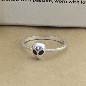 Anillo alienígena de plata de ley: joyería inspirada en ovnis espaciales.
