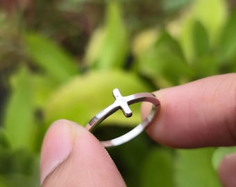Anello a croce in argento sterling 925, gioiello delicato e minimalista.