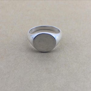 Graverbar signetring i sterlingsilver | Unisex minimalistisk stil