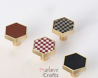 Pomelli in pelle esagonali: ferramenta per mobili in ottone spazzolato (1,18")