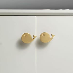 Tiradores de cajón de pez de latón: Pomos de gabinete de ballena dorada
