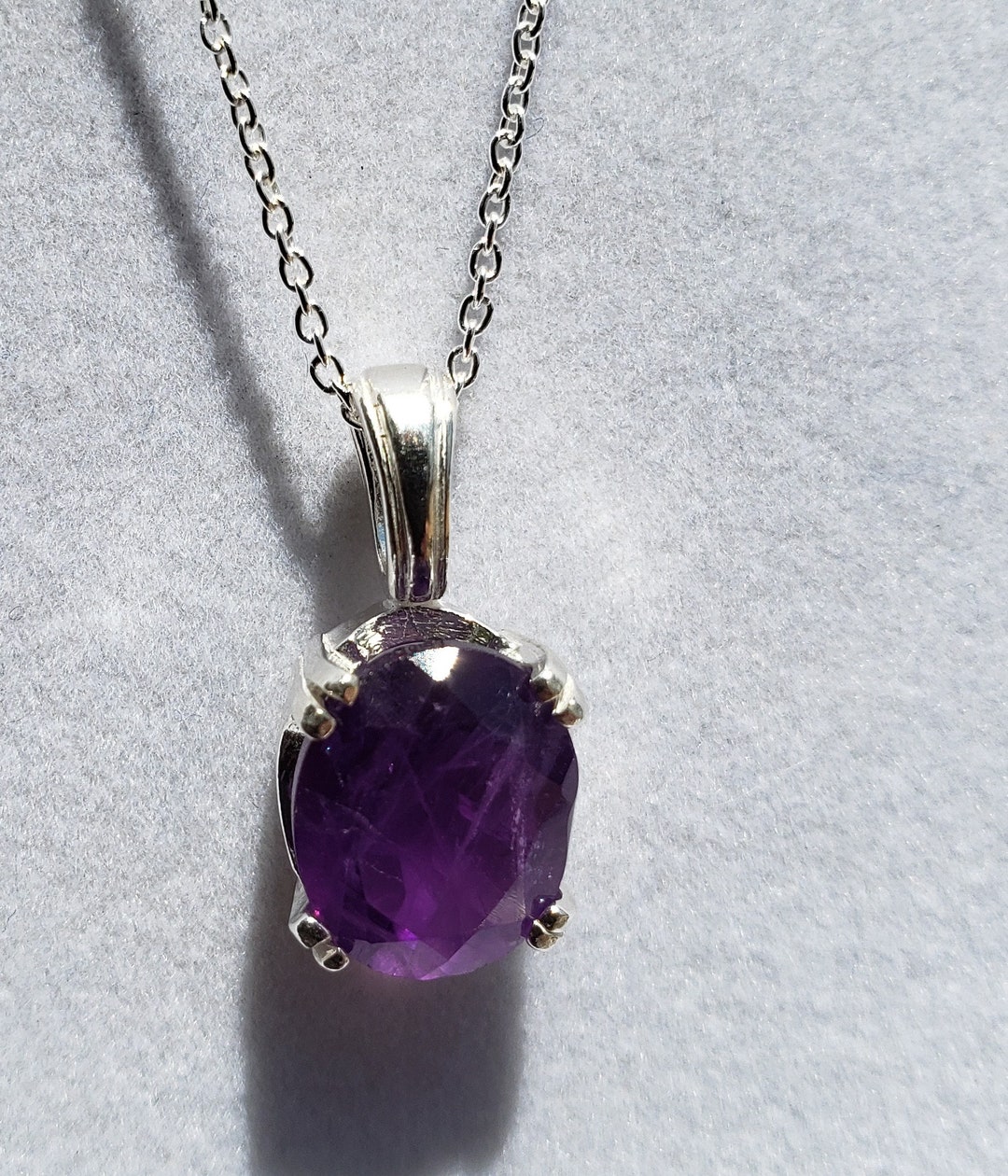 ラベンダー色のオーバル型ペンダント オーバル型の素敵な5Aラベンダーアメジストのシルバーネックレス