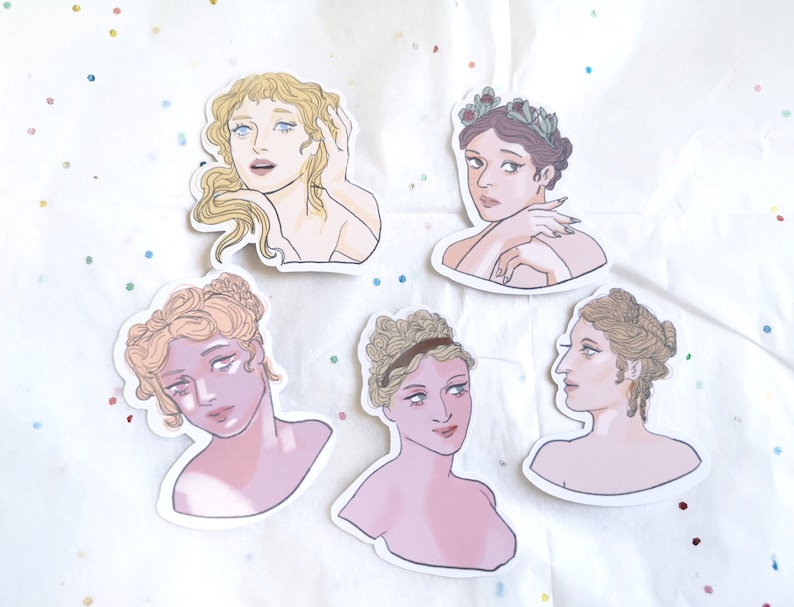 Puede incluir: Conjunto de cinco pegatinas con ilustraciones de mujeres con peinados y atuendos cl&aacute;sicos. Las pegatinas tienen una paleta de colores suaves de rosa, beige y dorado. Cada pegatina representa una pose y expresi&oacute;n diferente, con detalles como coronas florales y cabello suelto.