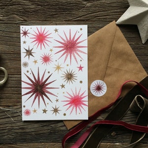 Carte de Noël avec étoiles, n°9, carte pliante illustrée avec enveloppe et autocollant, étoiles aquarellées, bordeaux, rose, scandinave