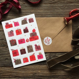 Kerstkaart nr. 45, aquarel, geïllustreerde vouwkaart met envelop en sticker, rood bordeaux, liefdevol versierd pakket