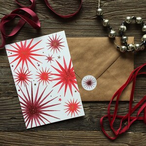 Kerstkaart nr.43, aquarel, geïllustreerde vouwkaart met envelop en sticker, sterren in roodtinten
