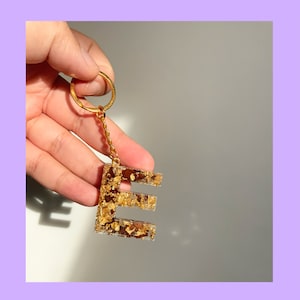 Llavero de resina de oro y rosa del alfabeto / Llavero personalizado / Pétalos de rosa presionados / Flores presionadas / Llavero de letras / Llavero de nombre / Llavero de nombre / Llavero