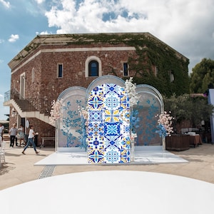Rivestimento in tessuto Fondale ad arco in stile mediterraneo, mosaico celebrativo ad arco. Coprire per festeggiare