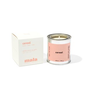 K&ouml;nnte beinhalten: Eine wei&szlig;e Box mit dem Text "cereal citrus - berry - lemon" und "mala" darauf. Neben der Box befindet sich ein silbernes Kerzengef&auml;&szlig; mit dem Text "cereal 6.8 oz | 192 g" darauf.