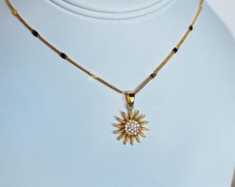 Collar de sol estrellado relleno de oro: dije resistente al deslustre
