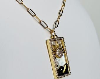 Collar de nácar con sol y montaña: colgante chapado en oro resistente al deslustre