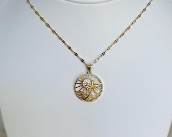 Collar con colgante de palmera dorada: detalle de circonita cúbica