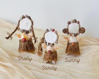 Bailarina de hula con conchas marinas