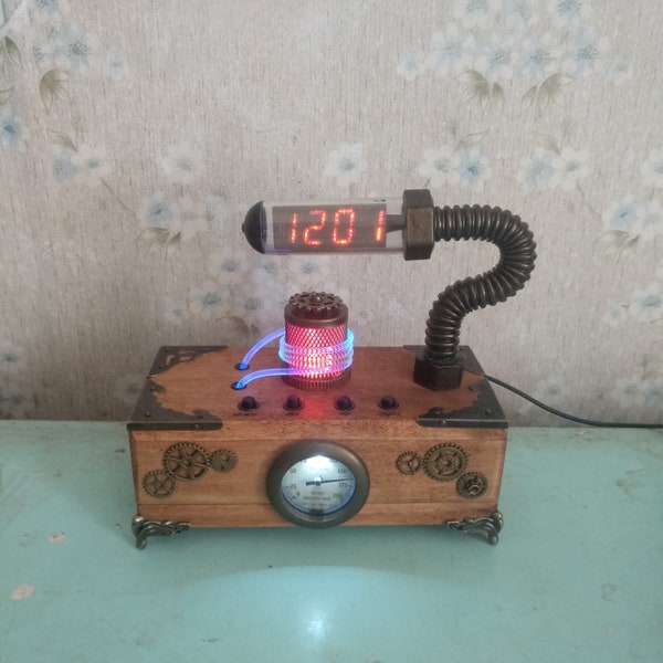 Steampunk nixie buis-stilisatie led-klok, met nachtlampje in natuurlijke houten kist. Op maat gemaakt met graveerteken. Bureauklok voor thuis.