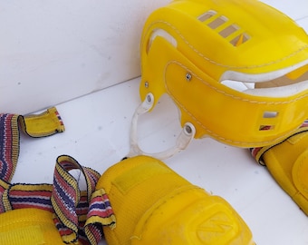 Vintage Skateboard-Helm aus den 70er Jahren mit Knie- und Ellbogenschützern, kein Cooper Sk 100