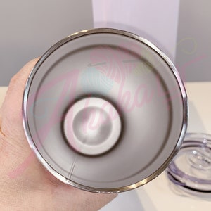 Puede incluir: El interior de un vaso de acero inoxidable con un acabado plateado. El vaso est&aacute; vac&iacute;o y el interior es visible.