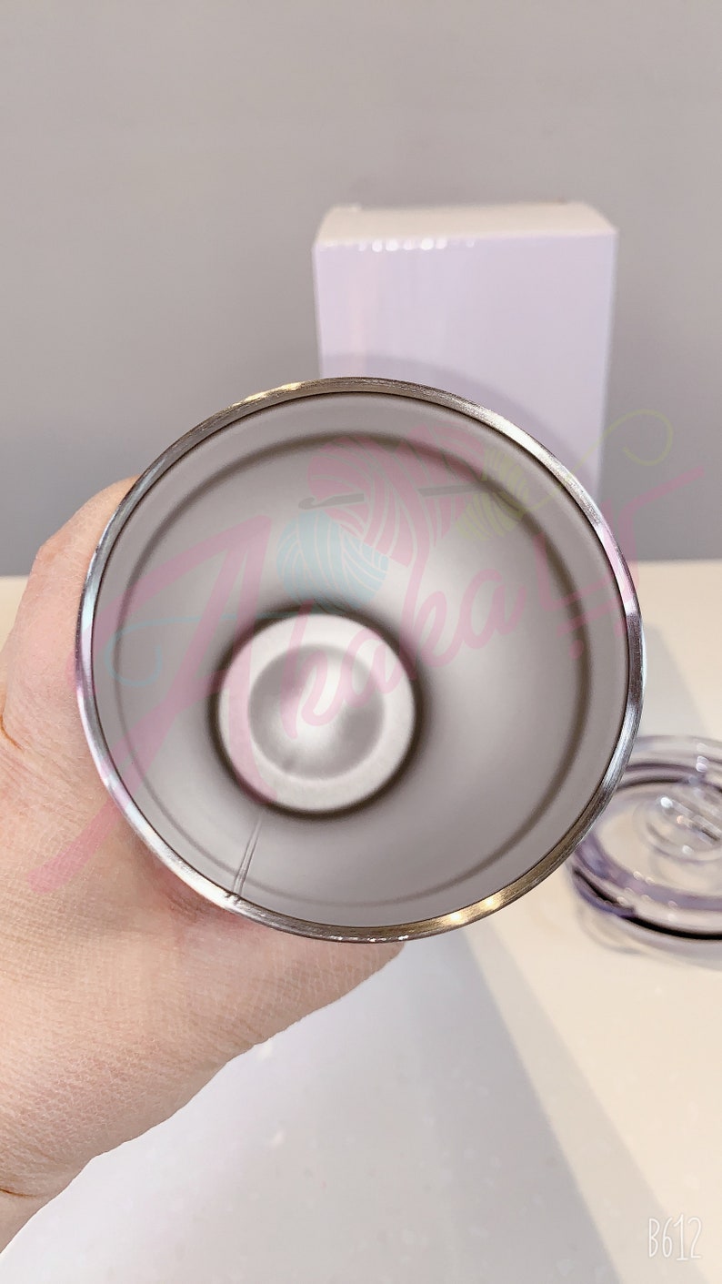 Puede incluir: El interior de un vaso de acero inoxidable con un acabado plateado. El vaso est&aacute; vac&iacute;o y el interior es visible.