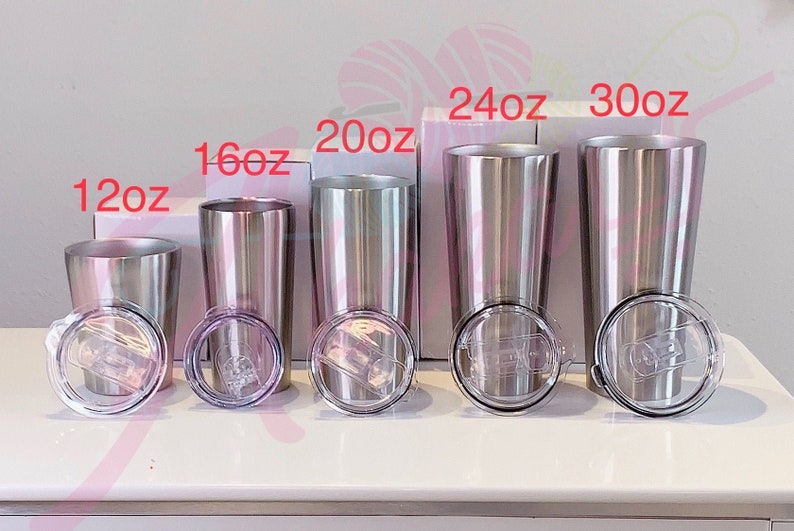 Puede incluir: Cinco vasos de acero inoxidable con tapas, que van desde 12oz hasta 30oz. Los vasos son plateados y tienen un acabado cepillado. Las tapas son de pl&aacute;stico transparente.