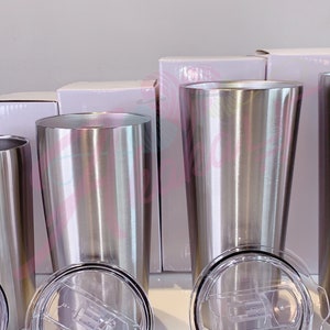 Puede incluir: Tres vasos de acero inoxidable con tapas. Los vasos son plateados y tienen un acabado cepillado. Las tapas son de pl&aacute;stico transparente.