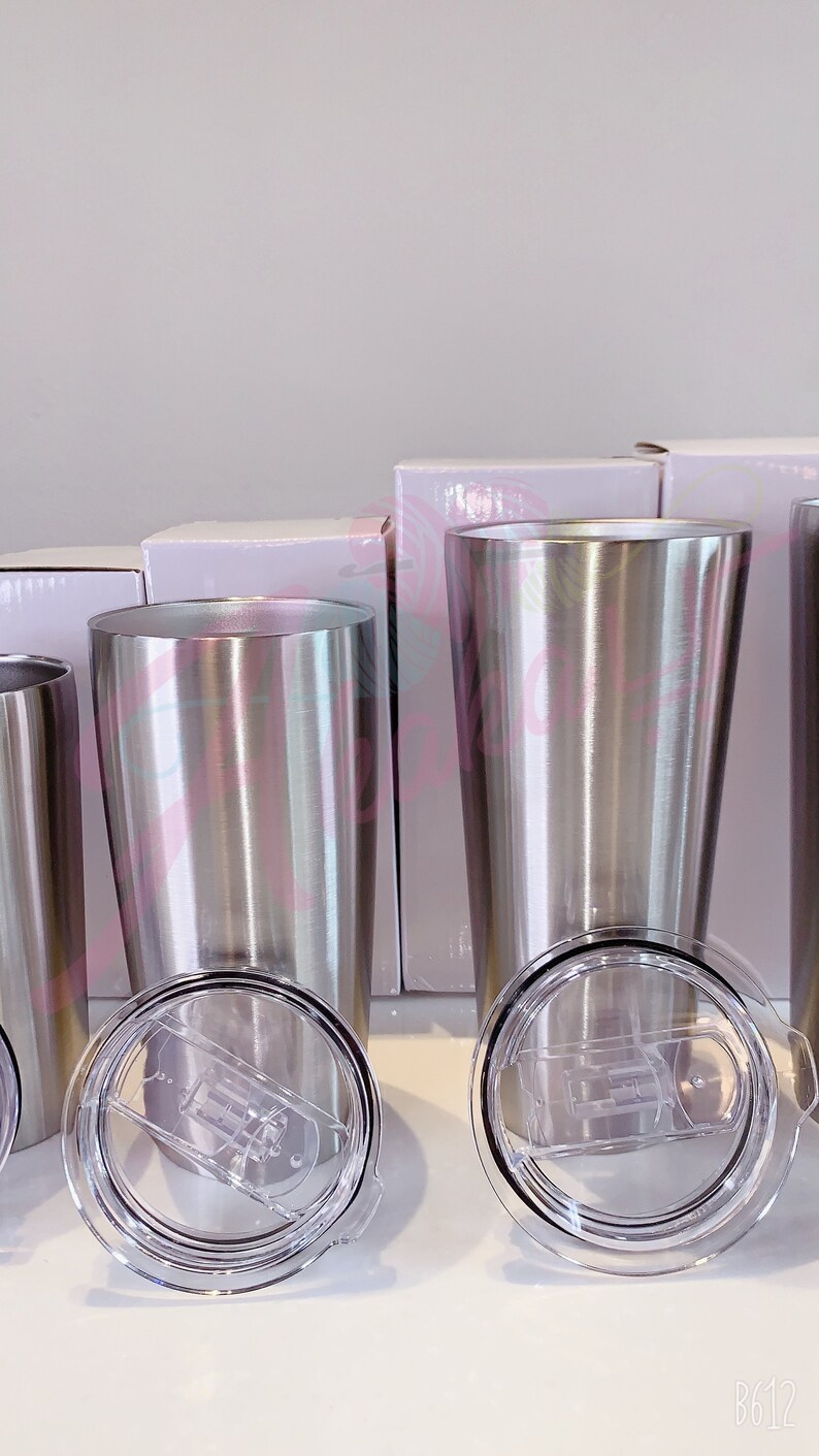 Puede incluir: Tres vasos de acero inoxidable con tapas. Los vasos son plateados y tienen un acabado cepillado. Las tapas son de pl&aacute;stico transparente.