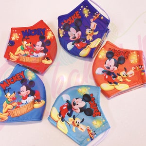 K&ouml;nnte beinhalten: Vier bunte Gesichtsmasken mit Mickey Mouse und Pluto. Die Masken sind aus Stoff und haben elastische Ohrschlaufen. Die Masken sind mit Sternen und den Worten "Mickey" und "Mouse" verziert.