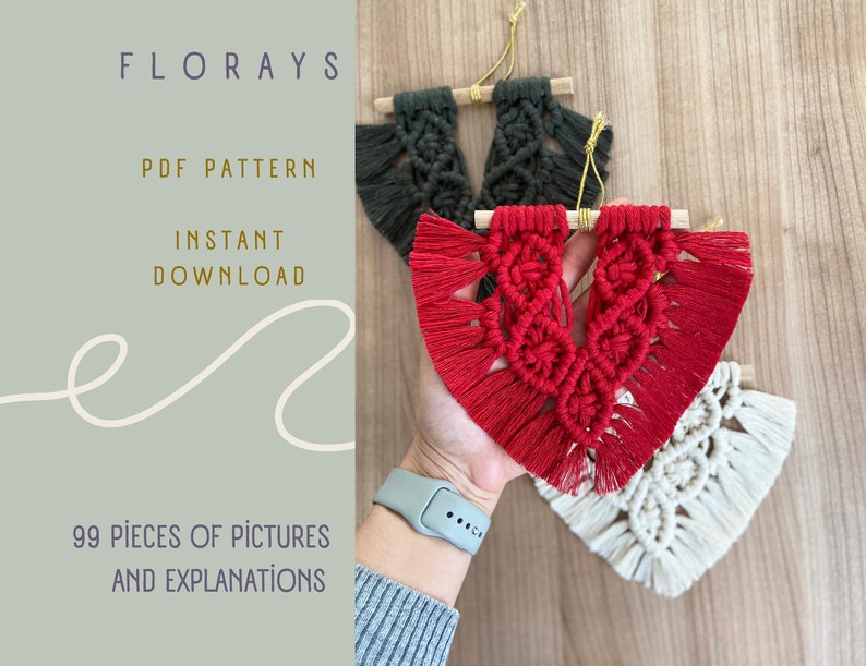 Puede incluir: Tres tapices de macram&eacute; de pared en rojo, verde y crema. Cada tapiz tiene forma de coraz&oacute;n con detalles de flecos. Los tapices est&aacute;n unidos a listones de madera.