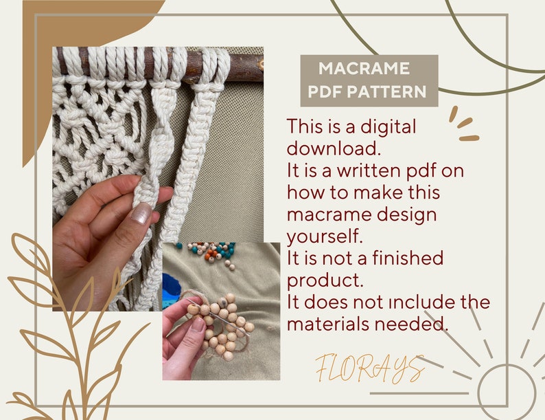 Puede incluir: Primer plano de una mano haciendo un nudo en una pared de macram&eacute;. La pared est&aacute; hecha con cord&oacute;n blanco y est&aacute; unida a una varilla de madera. El texto "MACRAME PDF PATTERN" es visible en la imagen. El texto "Esta es una descarga digital. Es un pdf escrito sobre c&oacute;mo hacer este dise&ntilde;o de macram&eacute; t&uacute; mismo. No es un producto terminado. No incluye los materiales necesarios. FLORAYS" tambi&eacute;n es visible en la imagen.