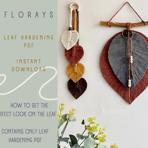 Puede incluir: Un patrón de descarga digital PDF para una pared colgante de macramé en forma de hoja. El patrón incluye instrucciones para crear una hoja en capas con un esquema de color rojo, marrón y blanco. La imagen muestra una hoja terminada colgando con una varilla de madera y cuentas.