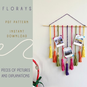Könnte beinhalten: Ein farbenfroher Makramee-Wandbehang mit Quasten und einer Holzleiste. Der Behang hat drei Foto-Karten mit Bildern eines Hundes, eines Autos und einer Stadtlandschaft. Der Text "FLORAYS" und "PDF PATTERN INSTANT DOWNLOAD" befindet sich auf der linken Seite des Bildes.