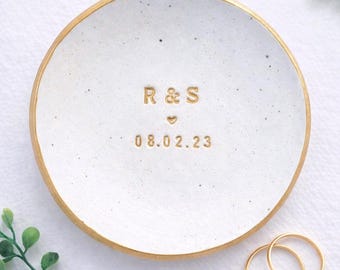 Personalised ring dish / Engagement gift / Wedding gift / Jewellery dish / Ring holder with date and initials / Anniversary gift