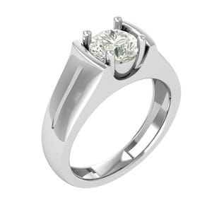 Puede incluir: Un anillo plateado con una gema grande, redonda y transparente engastada en un engaste de cuatro puntas. El anillo tiene una banda gruesa y un diseño moderno y minimalista. El metal tiene una superficie pulida y reflectante.