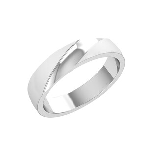 Può includere: Un anello d'argento lucido dal design moderno. L'anello presenta una fascia liscia e curva che si divide nella parte superiore, creando uno spazio aperto unico. L'anello è realizzato in metallo lucido e riflettente.