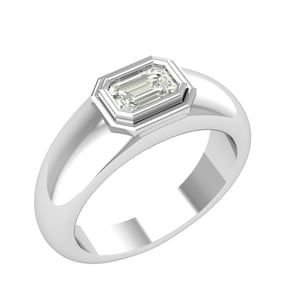 Puede incluir: Anillo de plata con una piedra central de diamante rectangular con talla esmeralda. El diamante está engastado en un bisel geométrico. El anillo tiene una banda lisa y pulida.