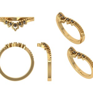 Puede incluir: Un anillo dorado con un diseño curvo, con pequeñas piedras negras. El anillo tiene un patrón delicado y adornado a lo largo de la banda y una parte superior decorativa con múltiples piedras preciosas. El anillo se muestra desde múltiples ángulos.