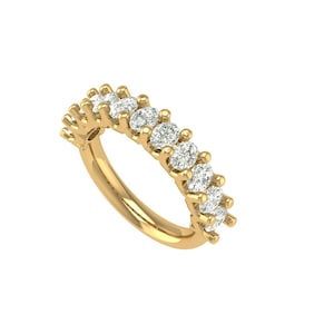 Puede incluir: Un anillo de oro con una fila de piedras preciosas redondas y transparentes. El anillo tiene una banda lisa y pulida, y las piedras están engastadas juntas. El anillo está sobre un fondo blanco.