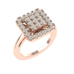 Puede incluir: Anillo de oro rosa con un cuadrado de pequeños diamantes redondos. La banda del anillo se curva suavemente hacia el engaste cuadrado de diamantes. Los diamantes están muy juntos, creando un efecto brillante.