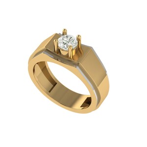 Puede incluir: Un anillo dorado con una gran gema transparente en el centro. El anillo tiene una banda gruesa y un diseño geométrico alrededor de la gema. El anillo se muestra sobre un fondo blanco.