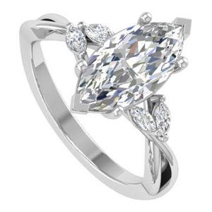 Könnte beinhalten: Ein silberner Verlobungsring mit einem großen Diamanten im Marquise-Schliff als Mittelpunkt. Der Ring hat kleinere Akzentdiamanten und ein verdrehtes Banddesign. Die Diamanten funkeln hell auf dem Silber, was einen klassischen und eleganten Look erzeugt.