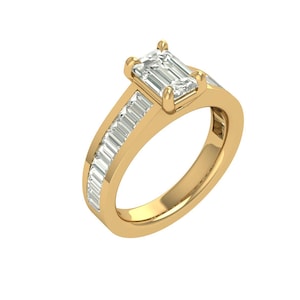 Puede incluir: Un anillo de oro con un gran diamante central de talla rectangular. La banda también está adornada con diamantes más pequeños de talla rectangular. El anillo tiene un diseño clásico y elegante.
