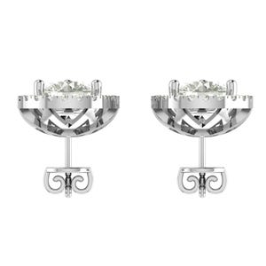 Puede incluir: Un par de pendientes de plata. Cada pendiente presenta una gema redonda y transparente rodeada de piedras más pequeñas. Los pendientes tienen un diseño calado decorativo alrededor de la piedra principal y un cierre de mariposa.