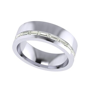 Puede incluir: Un anillo plateado con una banda de piedras rectangulares y transparentes. El anillo tiene una parte superior ancha y plana y una superficie pulida y reflectante. Las piedras están engastadas en un canal a lo largo del centro del anillo.