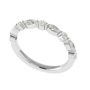 Puede incluir: Un anillo de banda de oro blanco con una serie de diamantes redondos y en forma de marquesa alternados. El diseño del anillo presenta un patrón continuo de piedras preciosas brillantes, creando un aspecto delicado y elegante. El anillo está sobre un fondo blanco.