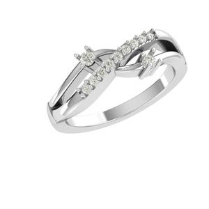 Puede incluir: Un anillo de plata con un diseño único. El anillo presenta una serie de pequeñas piedras preciosas transparentes engastadas a lo largo de una banda curva. Dos piedras preciosas más grandes están engastadas a cada lado de la banda, lo que aumenta el brillo del anillo.