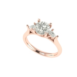 Peut inclure: Bague de fiançailles en or rose avec un grand diamant central rond, flanqué de deux diamants plus petits en forme de poire. La bague a un anneau délicat et un design classique et élégant. Les diamants scintillent sur la teinte chaude de l'or rose.